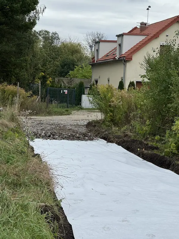 Rów drenażowy wyłożony geowłókniną