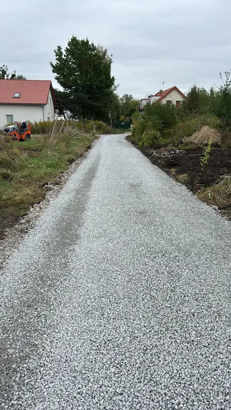 Droga dojazdowa utwardzona kruszywem