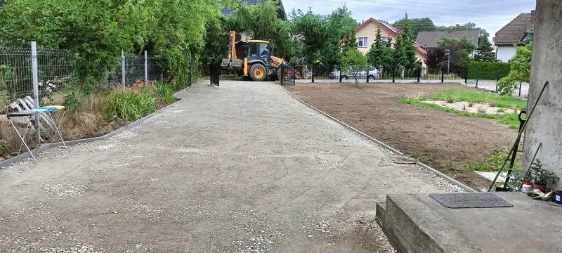 Plac przed domem z gotową podbudową pod kostkę